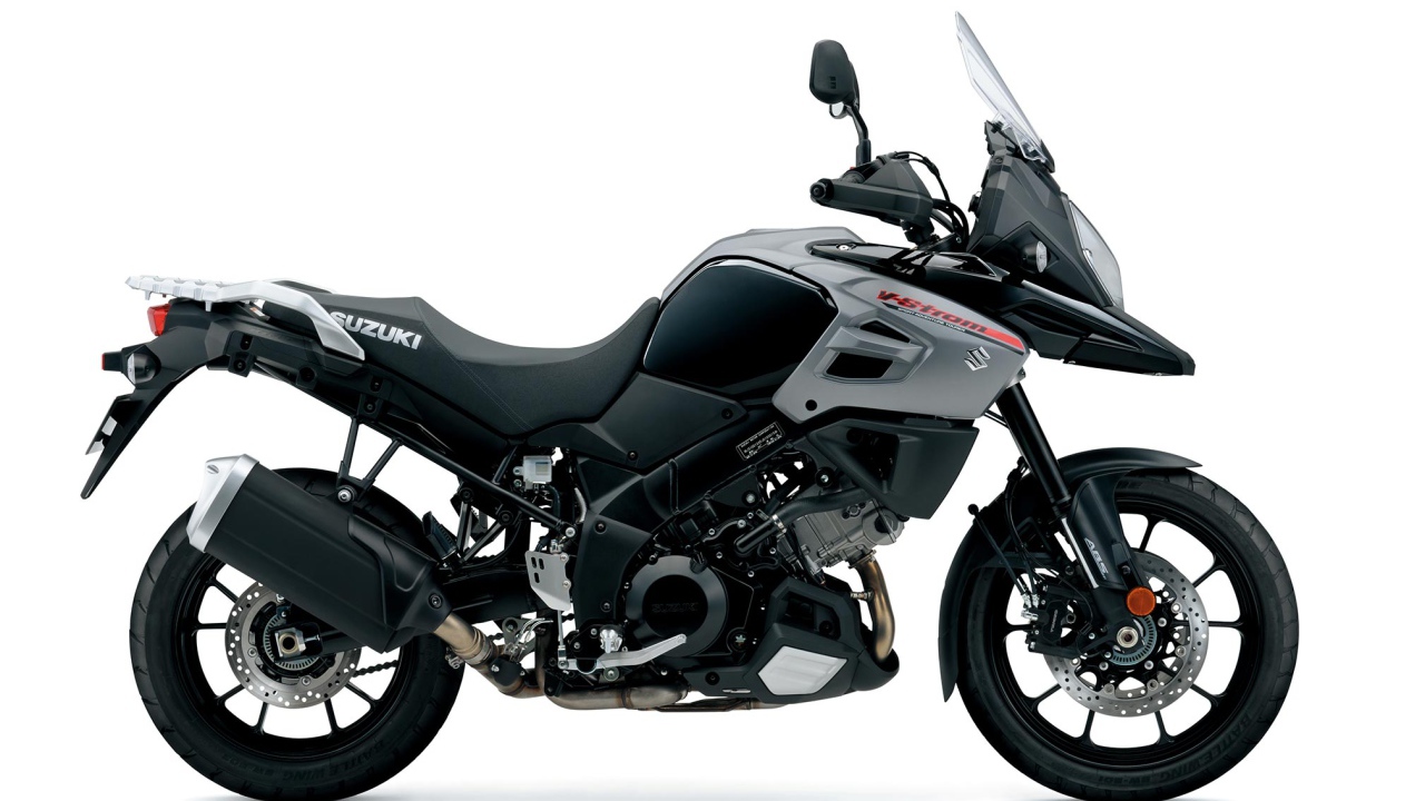 Мотоцикл Suzuki V-Strom 1000 на белом фоне 