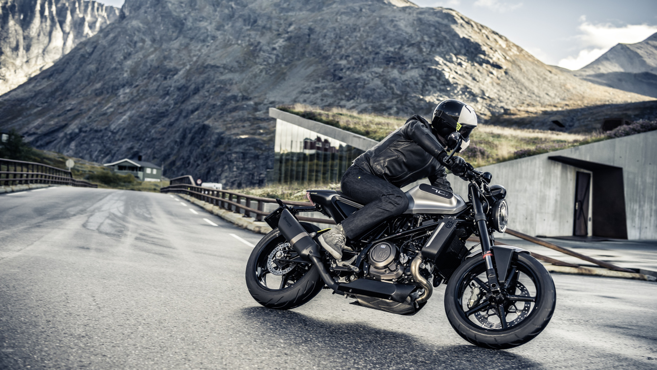 Мотоциклист на трассе на черном мотоцикле  Husqvarna Vitpilen 701, 2018