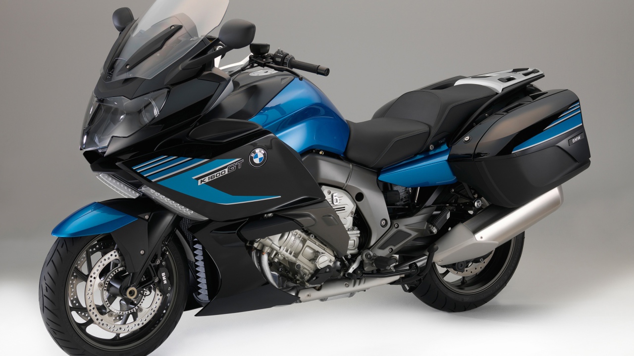 Спортивный мотоцикл BMW K 1600 GT на сером фоне