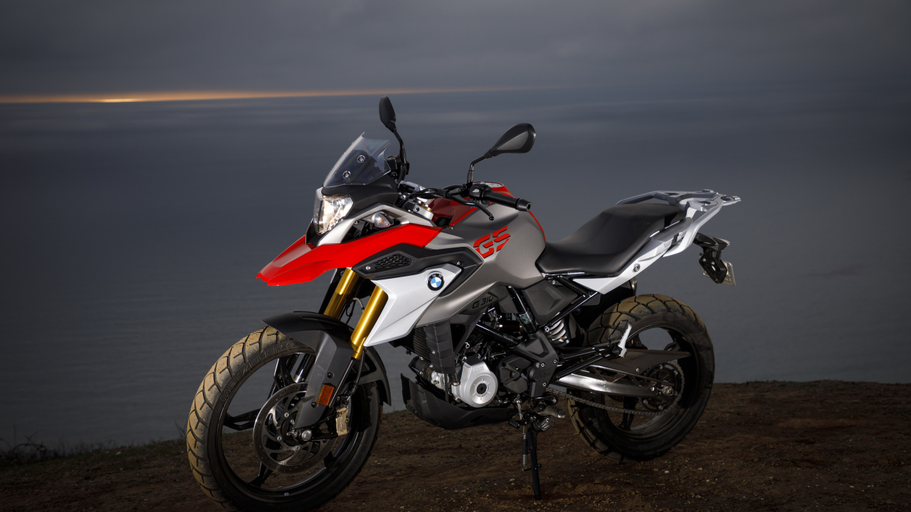 Мотоцикл BMW G 310 GS, 2017  на фоне горизонта