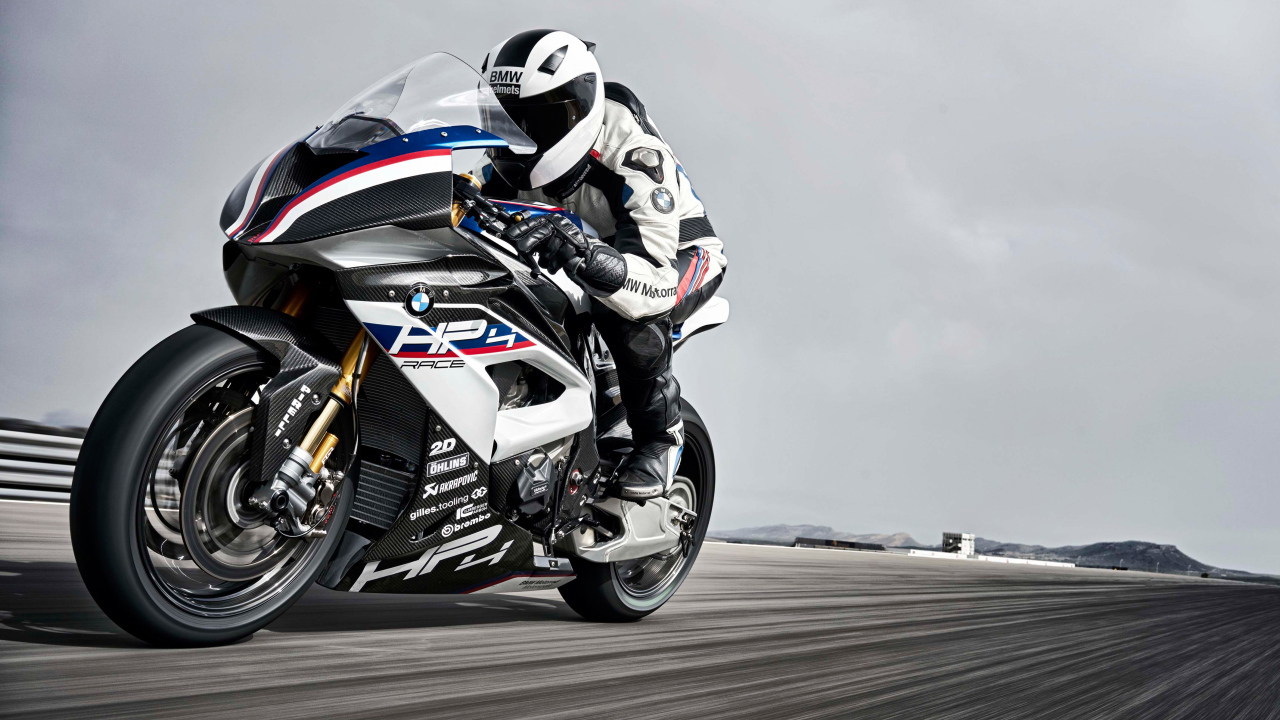 Мотоциклист на быстром мотоцикле BMW HP4 Race