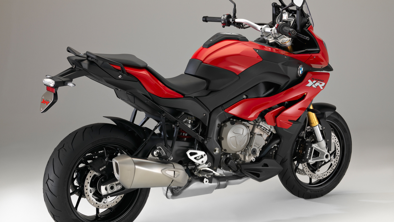 Красный мотоцикл BMW  S 1000 XR на сером фоне