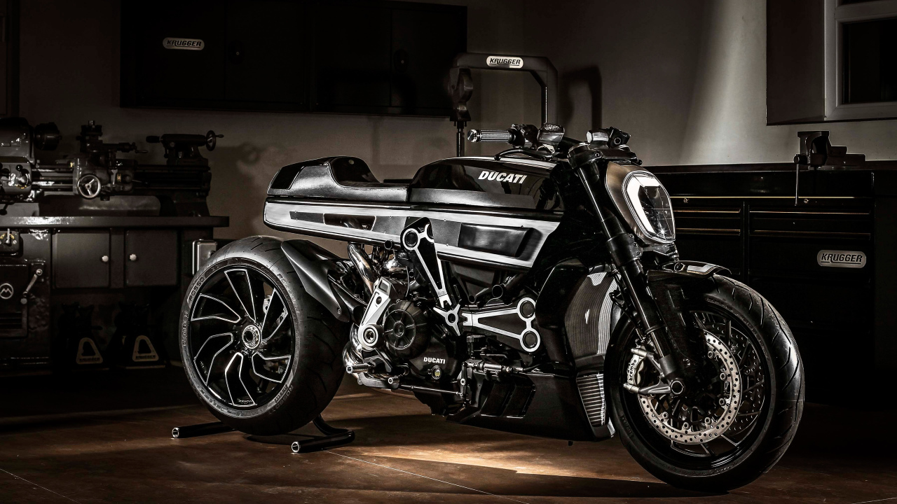 Большой черный мотоцикл  Ducati