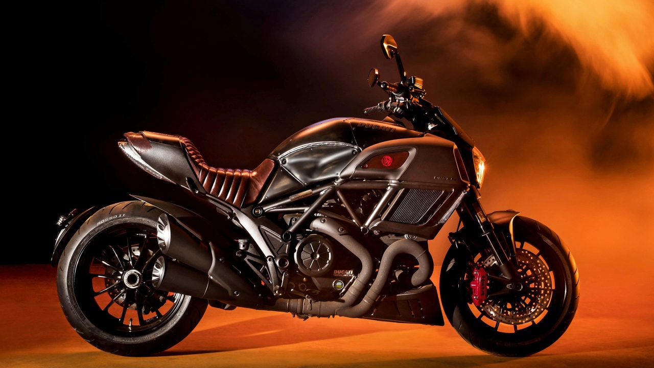 Черный автомобиль Ducati Diavel Diesel 2017 