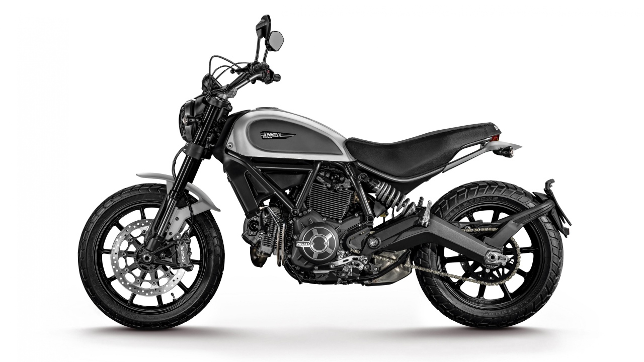 Черный мотоцикл Ducati Scrambler Icon, 2017 на белом фоне