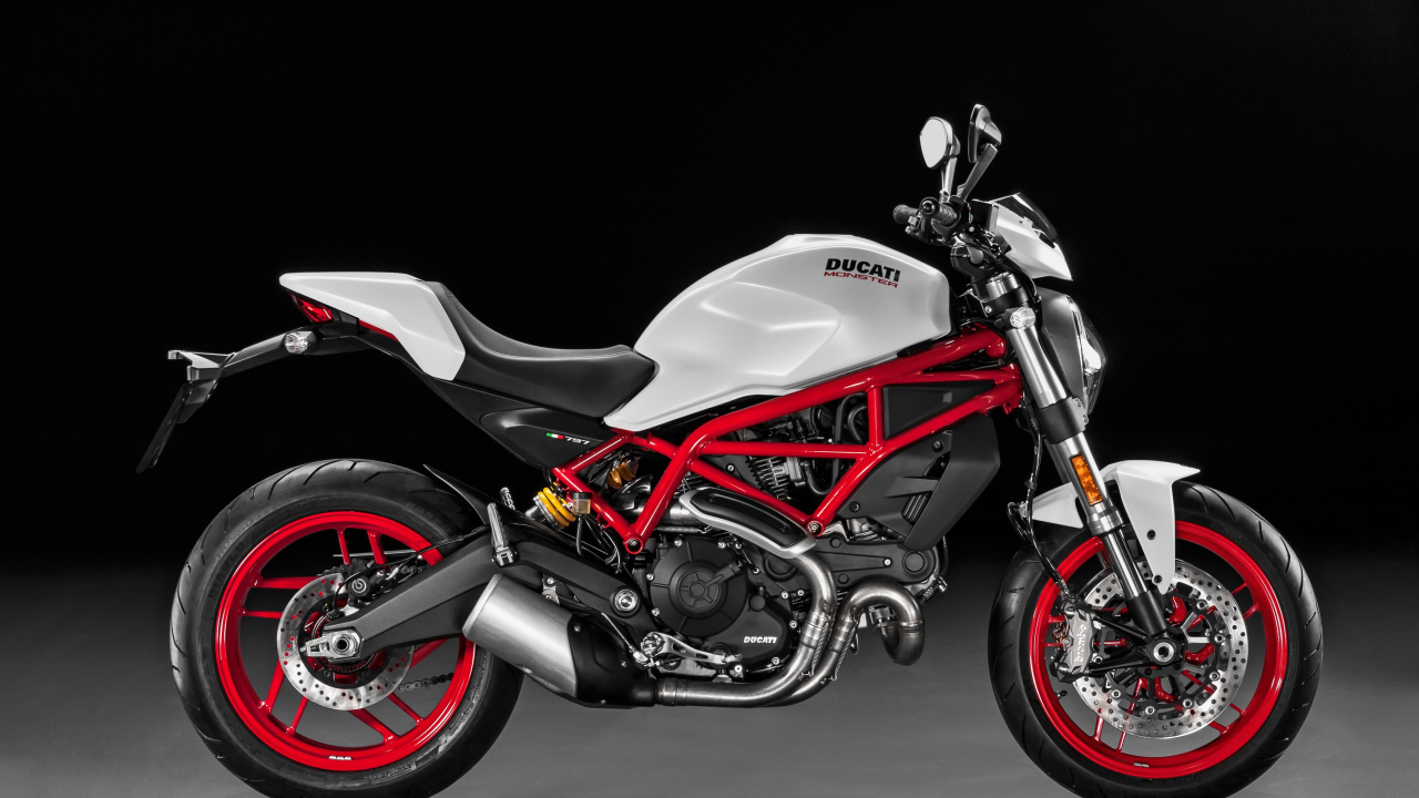 Мотоцикл Ducati Monster 797 на черном фоне
