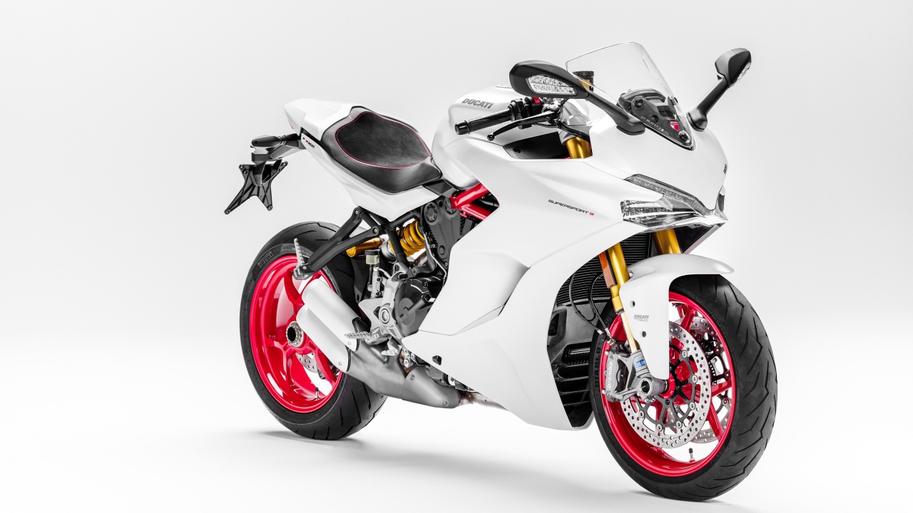 Мотоцикл  Ducati SuperSport S, 2017 на белом фоне 
