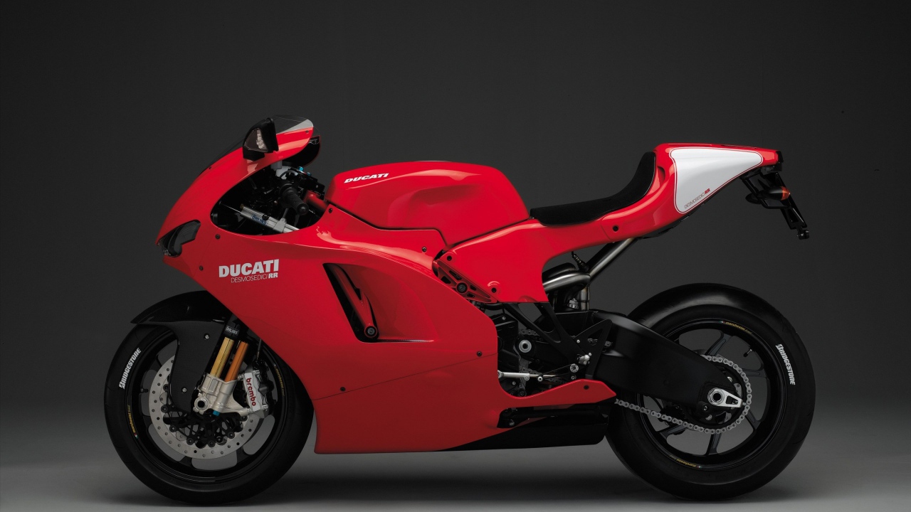 Красный мотоцикл Ducati Desmosedici RR на сером фоне