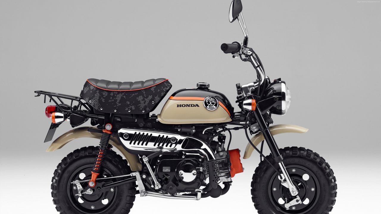 Гоночный мотоцикл Honda Z50, 2017 на сером фоне