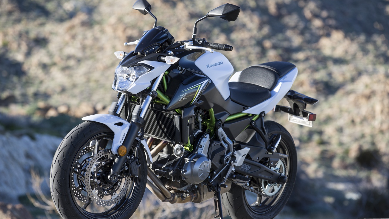Серый мотоцикл Kawasaki Z650