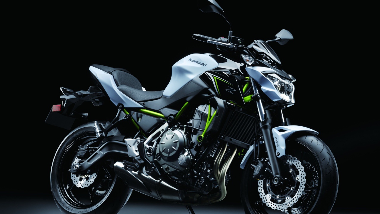Мотоцикл Kawasaki Z650, 2017 на черном фоне
