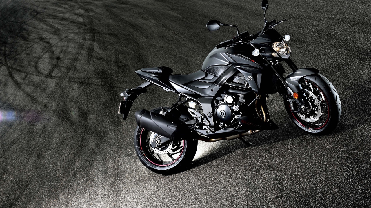 Красивый мотоцикл Suzuki GSX-S750, 2018 на асфальте