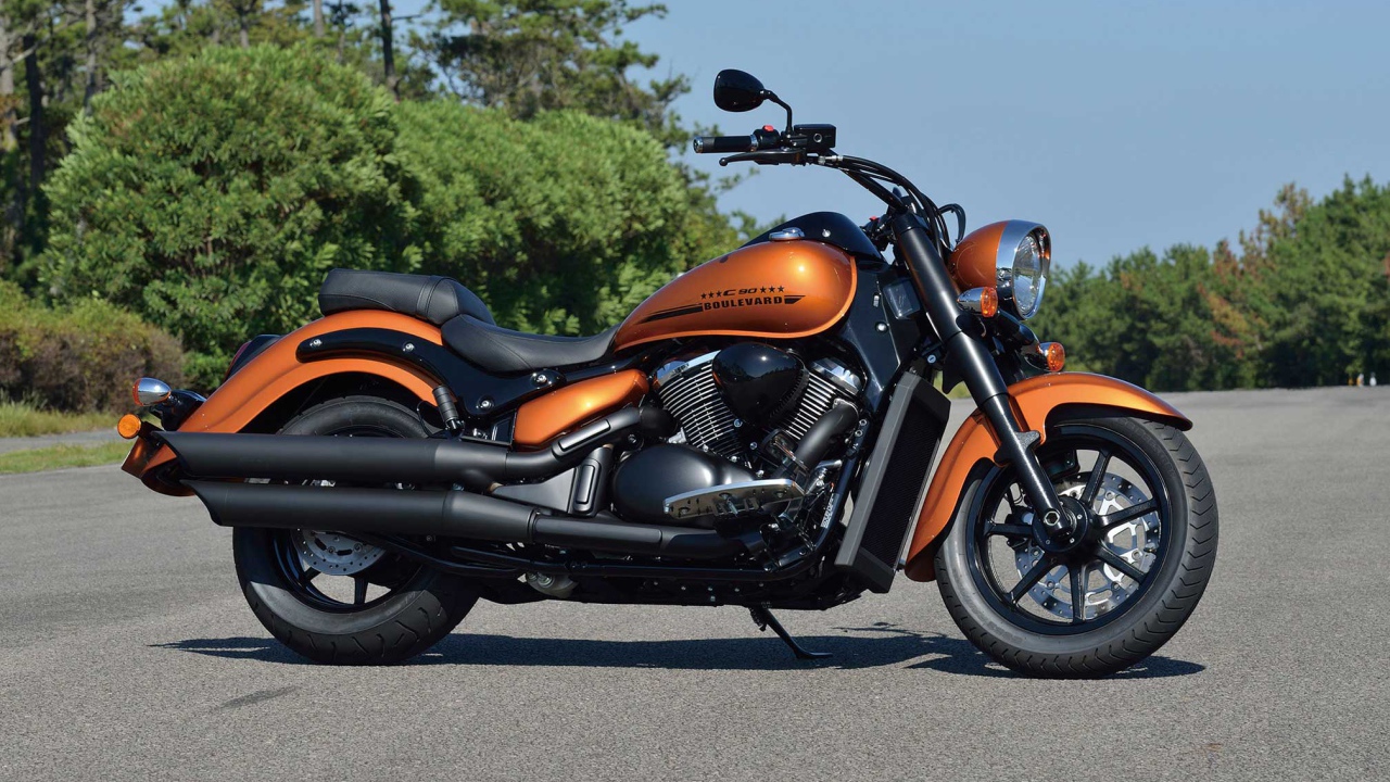 Мотоцикл Suzuki Boulevard C90 BOSS   на дороге 