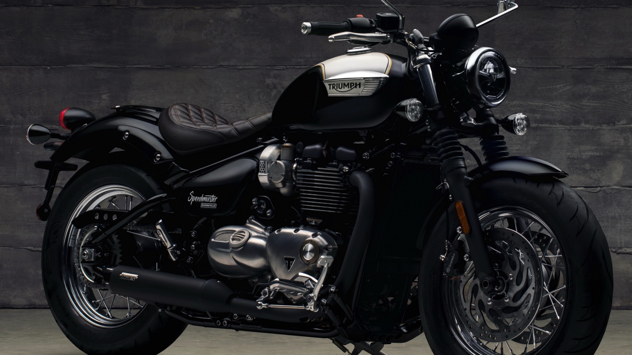 Большой черный мотоцикл Triumph Bonneville Speedmaster, 2018
