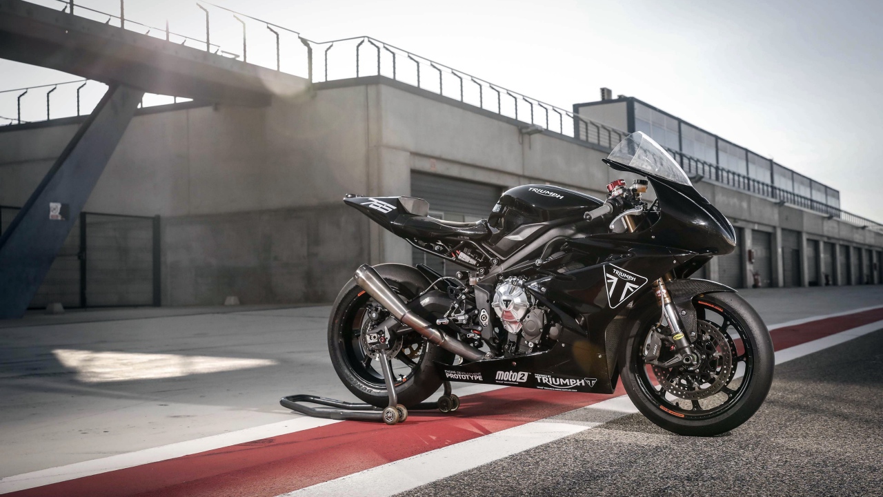 Черный блестящий мотоцикл Triumph Daytona 765, 2019