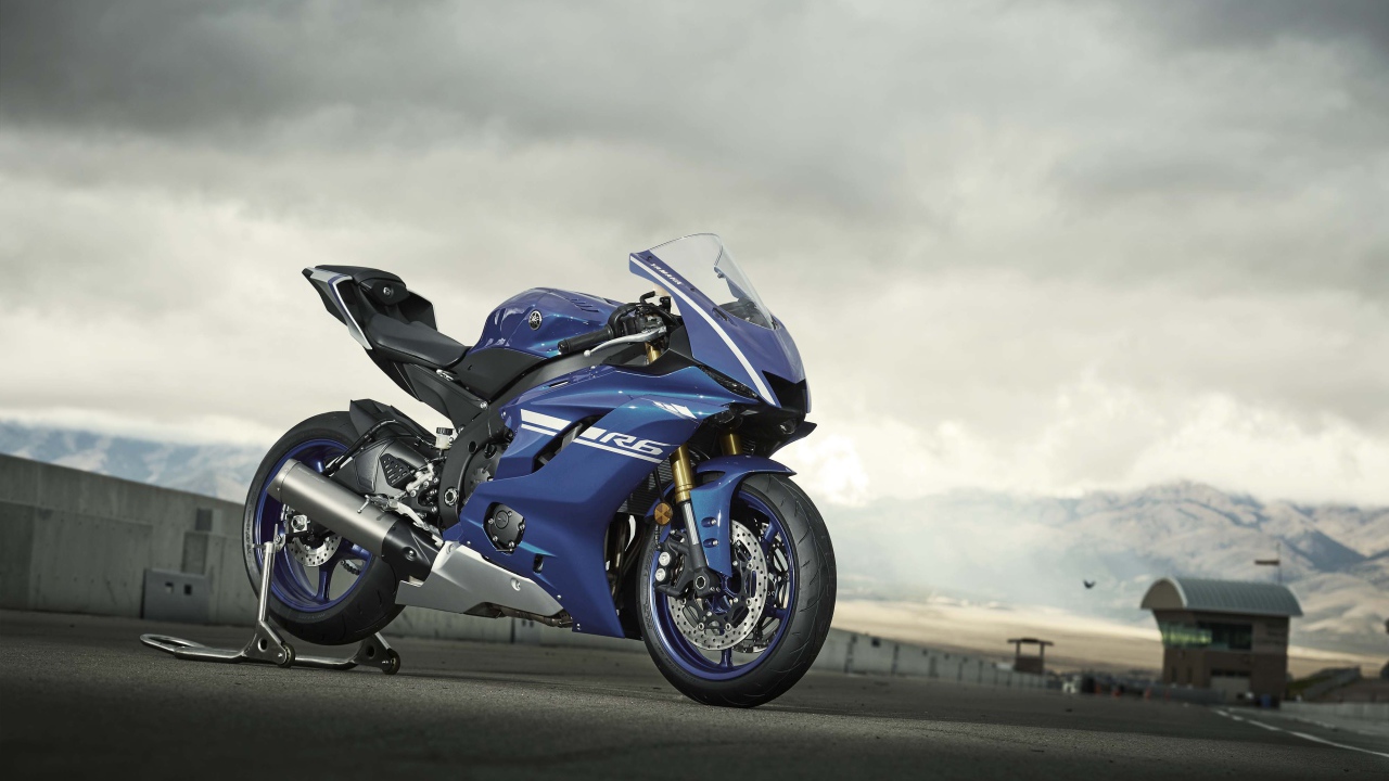 Синий мотоцикл Yamaha YZF-R6, 2017 года на фоне неба