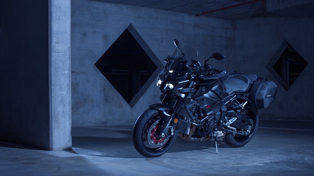 Мотоцикл Yamaha MT-10 в гараже 