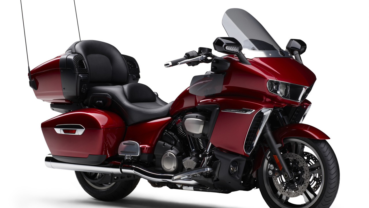 Красный мотоцикл Yamaha Star Venture 2018 на белом фоне
