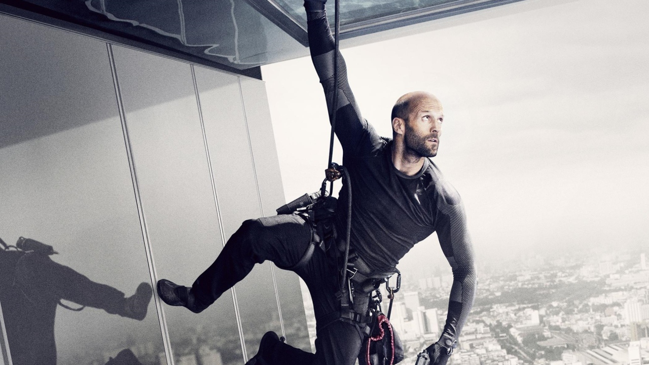 Артур Бишоп висит на страховке на стене фильм Механик Воскрешение 