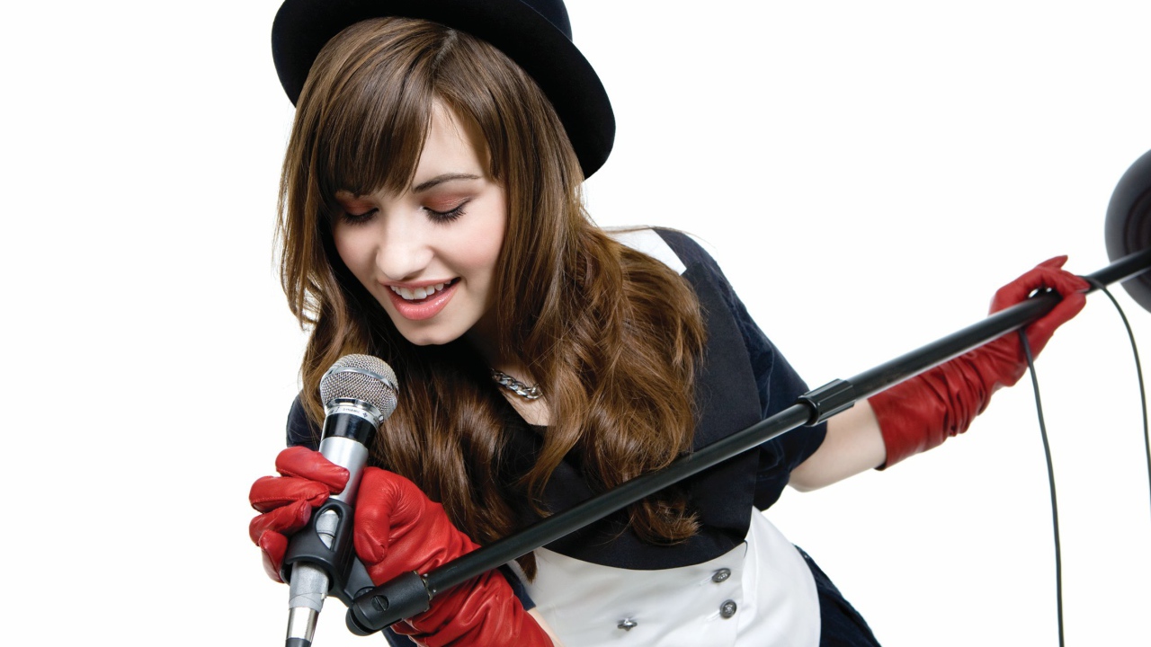 Американская певица и актриса Деми Ловато с микрофоном 