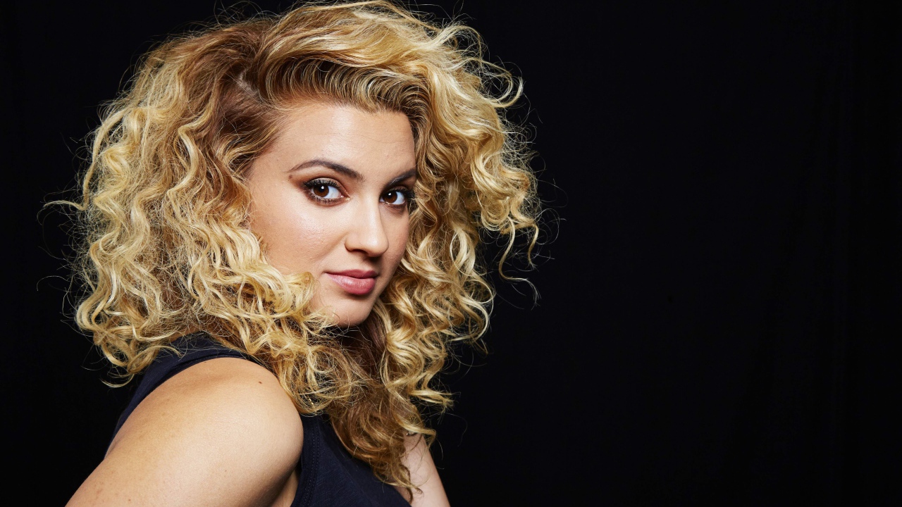 Красивая девушка американская певица Тори Келли