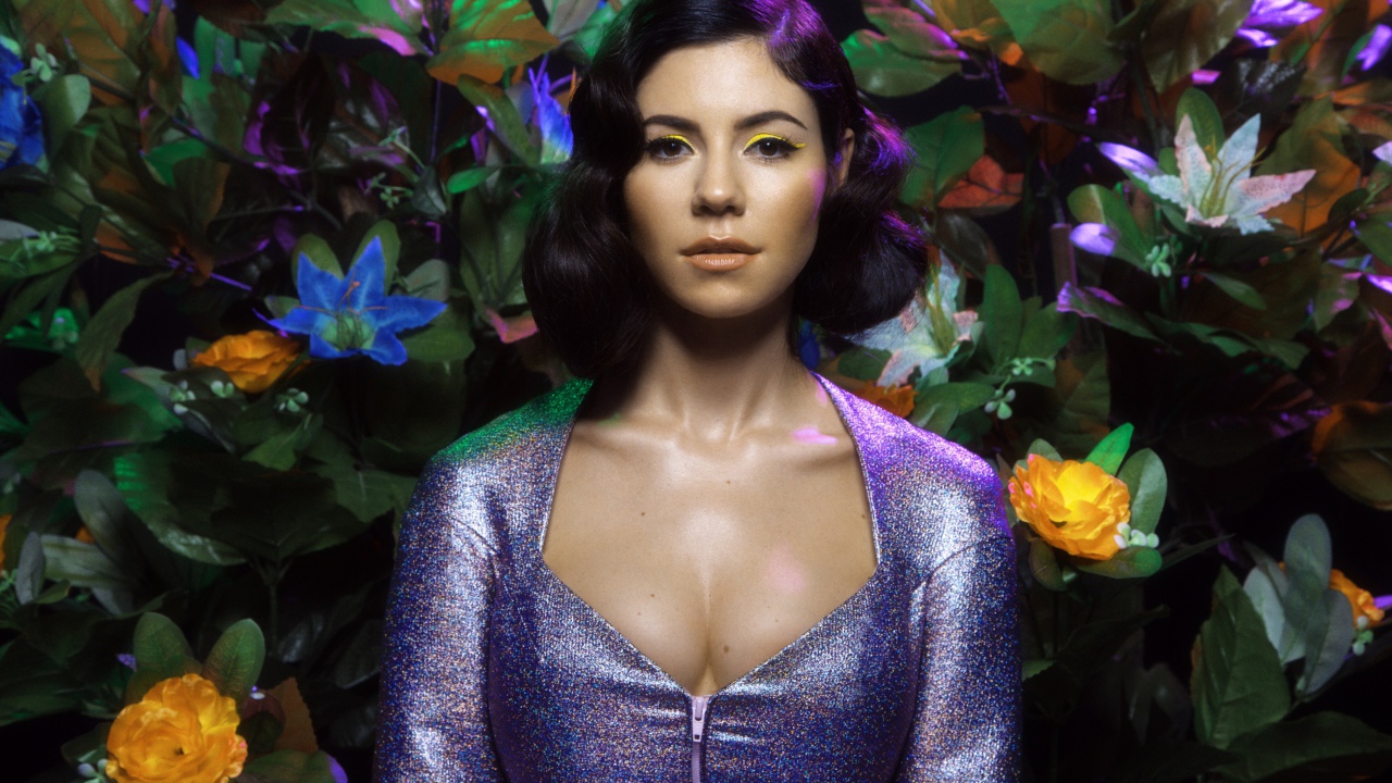 Британская певица брюнетка Marina and the Diamonds в красивом платье
