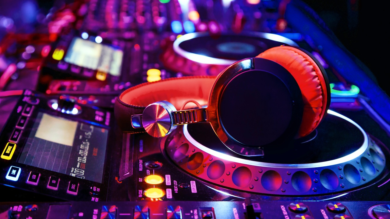 Диджейский пульт и красные наушники 