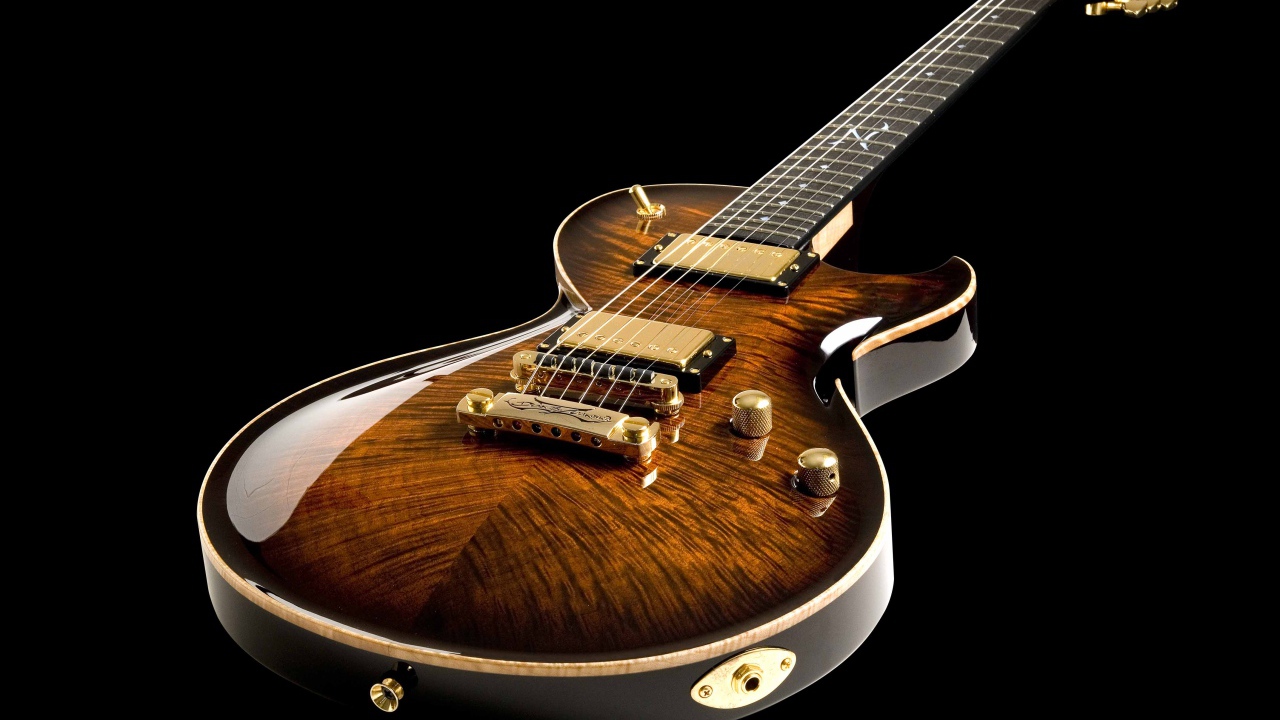 Дорогая гитара DBZ Guitars Bolero на черном фоне