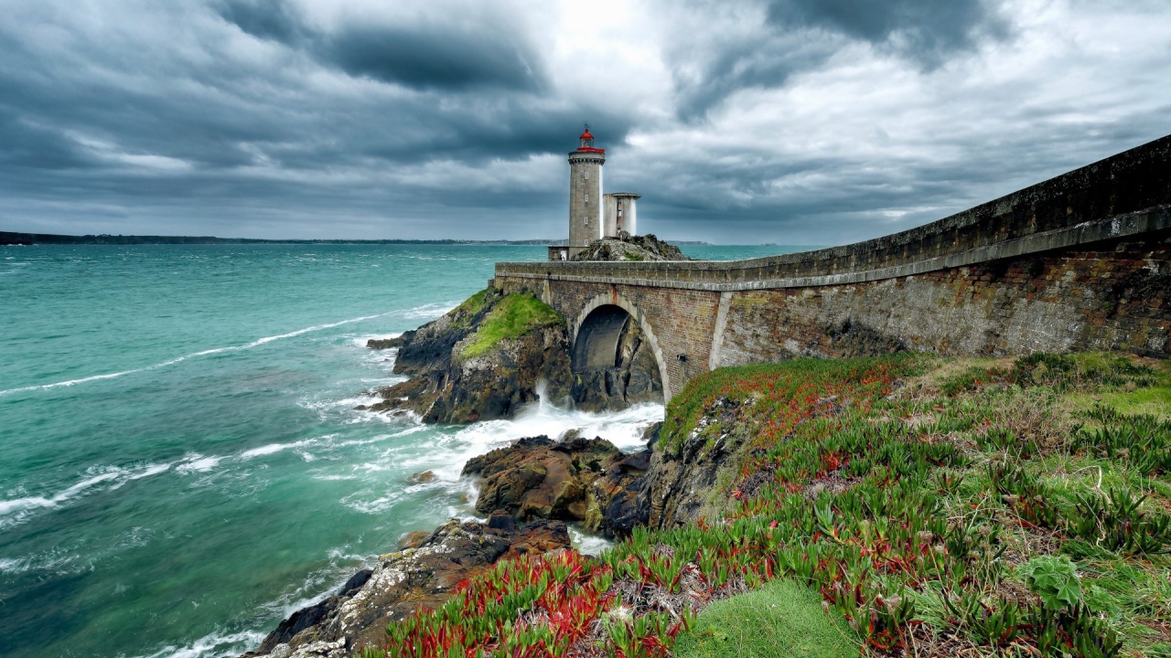 Старый маяк на берегу моря 