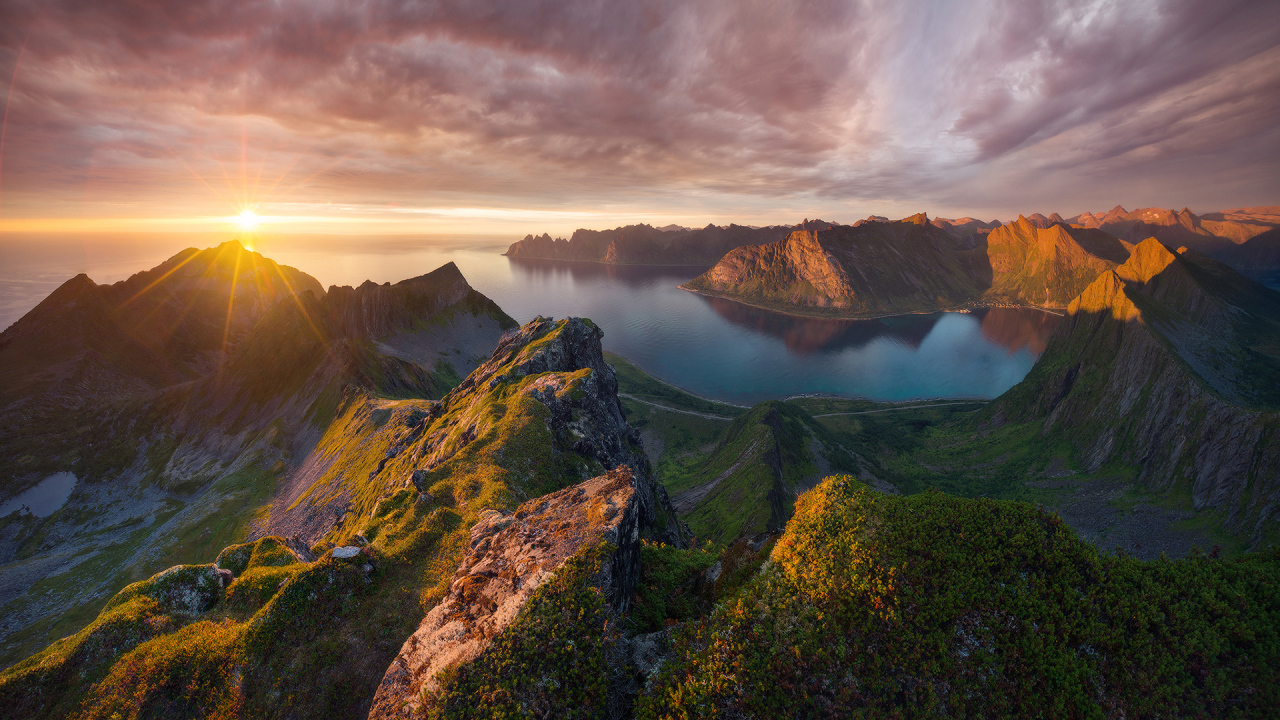 Восход солнца в красивом небе над покрытыми зеленью горами 