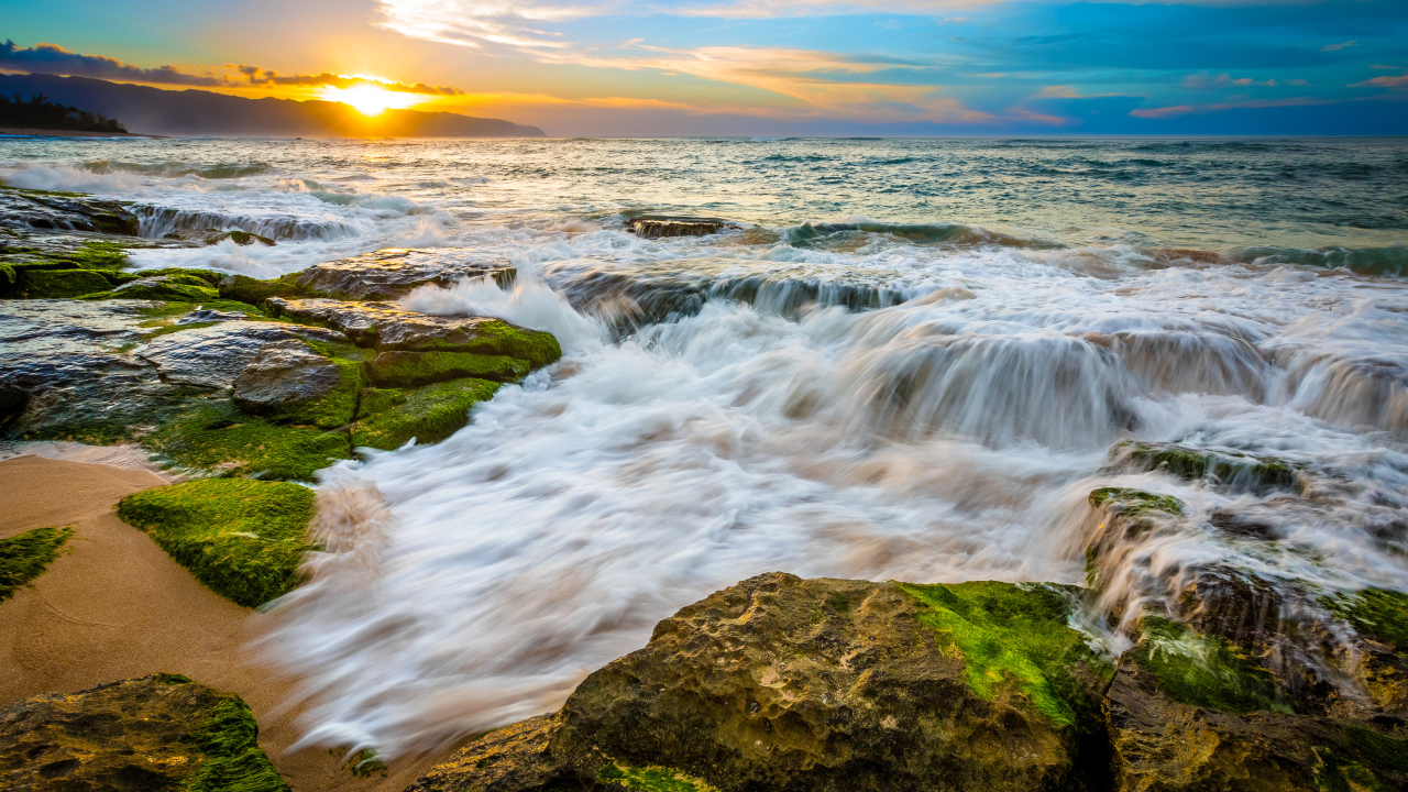 Восход солнца на горизонте над океаном 