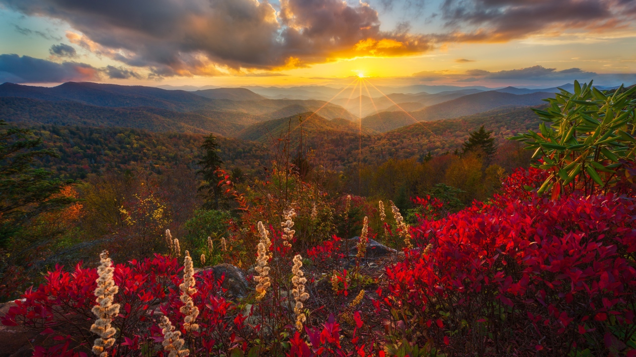 Закат солнца в небе над горным пейзажем
