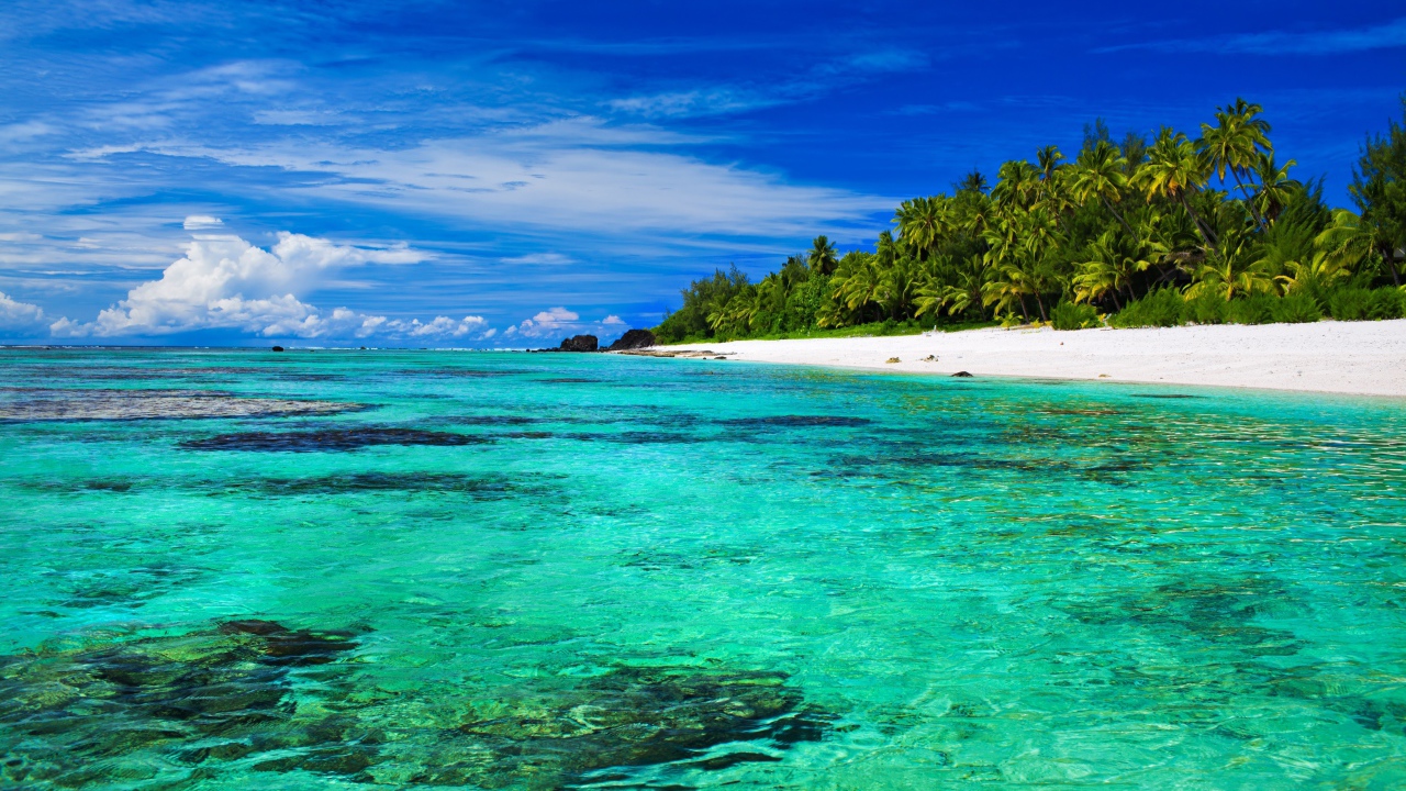 Прозрачная голубая вода в океане у тропического пляжа