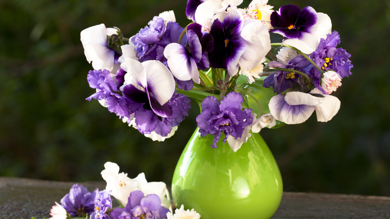 Букет нежных цветов анютины глазки и фиалки в вазе