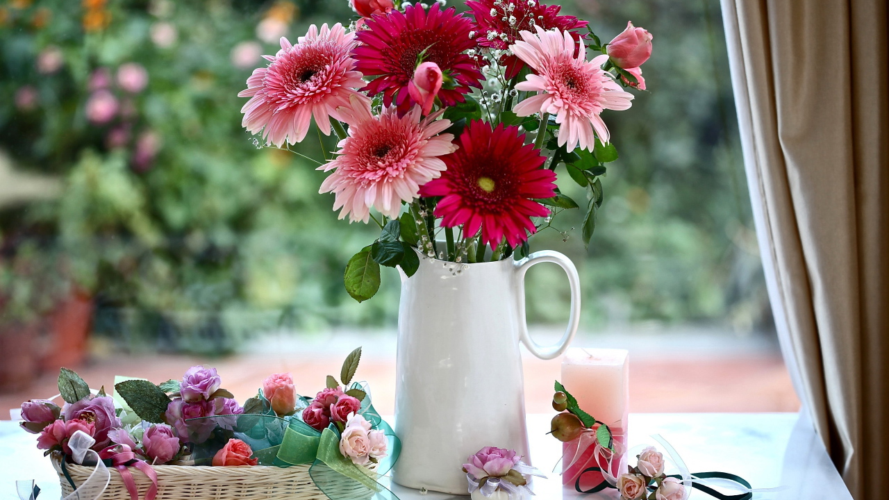 Букет гербер в белой вазе 