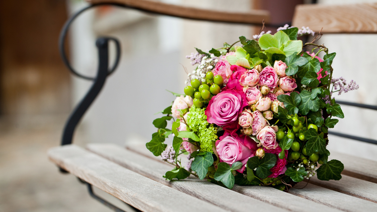 Красивый большой букет цветов на деревянной лавке