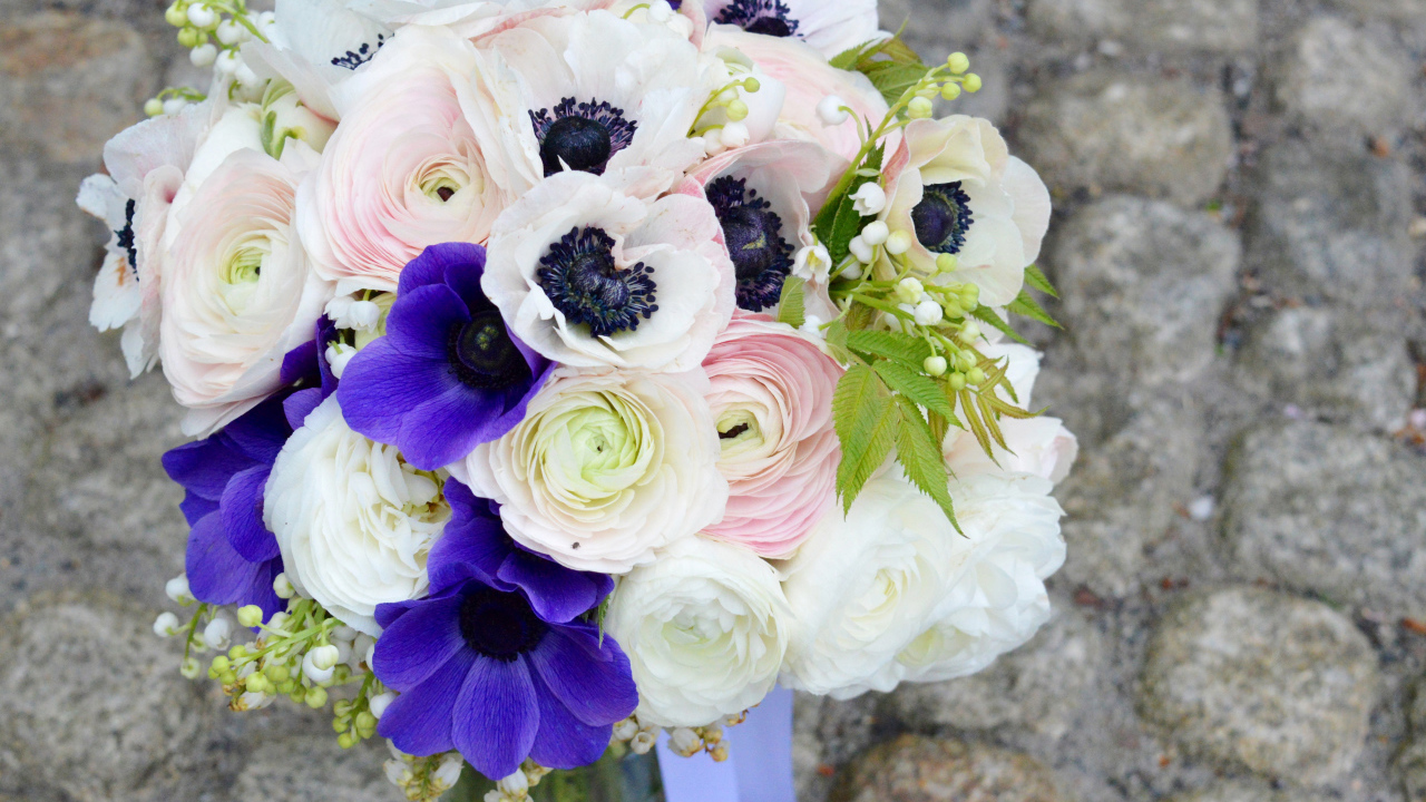 Красивый букет цветы анемоны и лютики