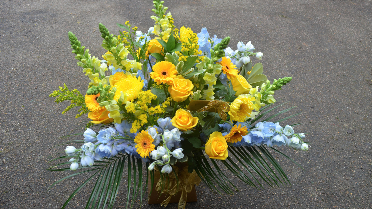 Красивый букет из цветов герберы,  розы, львиный зев