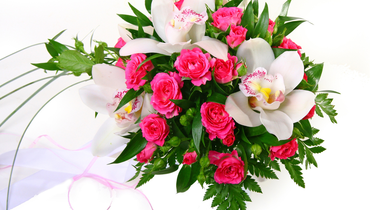 Красивый букет розовых роз с нежными орхидеями на белом фоне