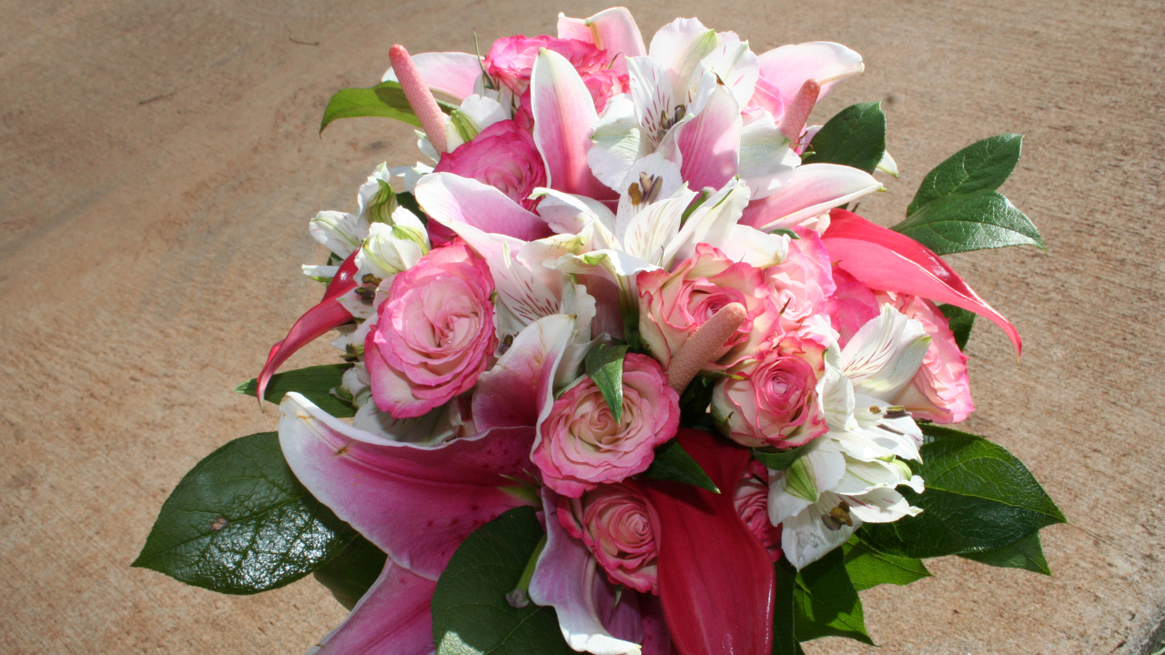 Красивый букет с цветами альстрёмерия, розы и лилии