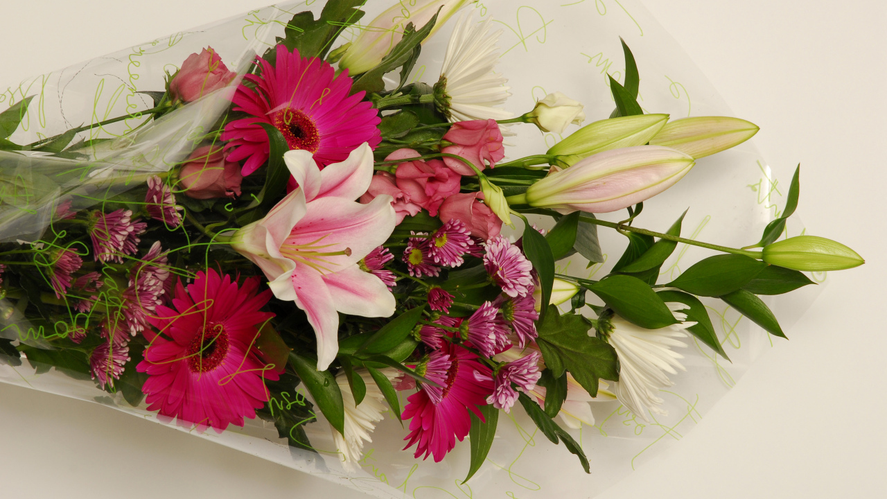 Красивый букет с лилиями, герберами и хризантемами