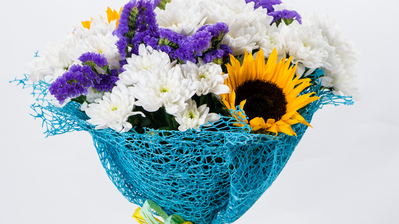 Красивый яркий летний букет цветов на белом фоне