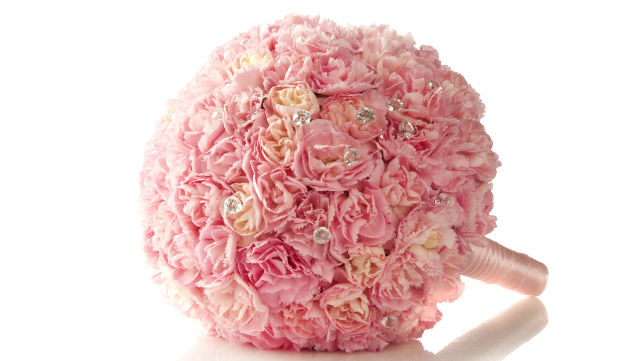 Красивый свадебный букет из розовой гвоздики  на белом фоне