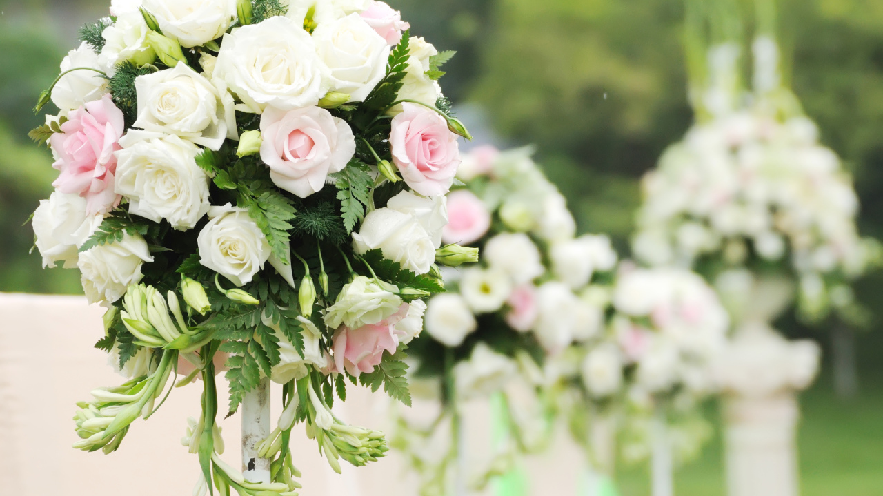 Красивые свадебные букеты из цветов розы и фрезии в декоре