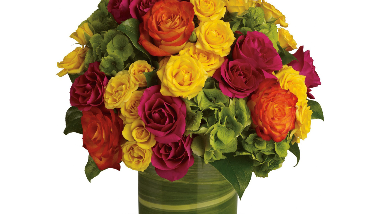 Букет разноцветный роз в вазе на белом фоне