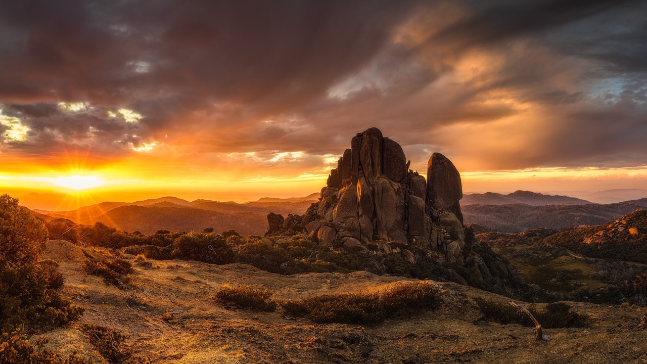 Скала в лучах восходящего солнца 