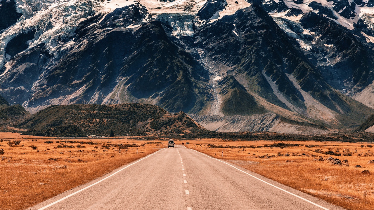 Дорога на фоне гор 