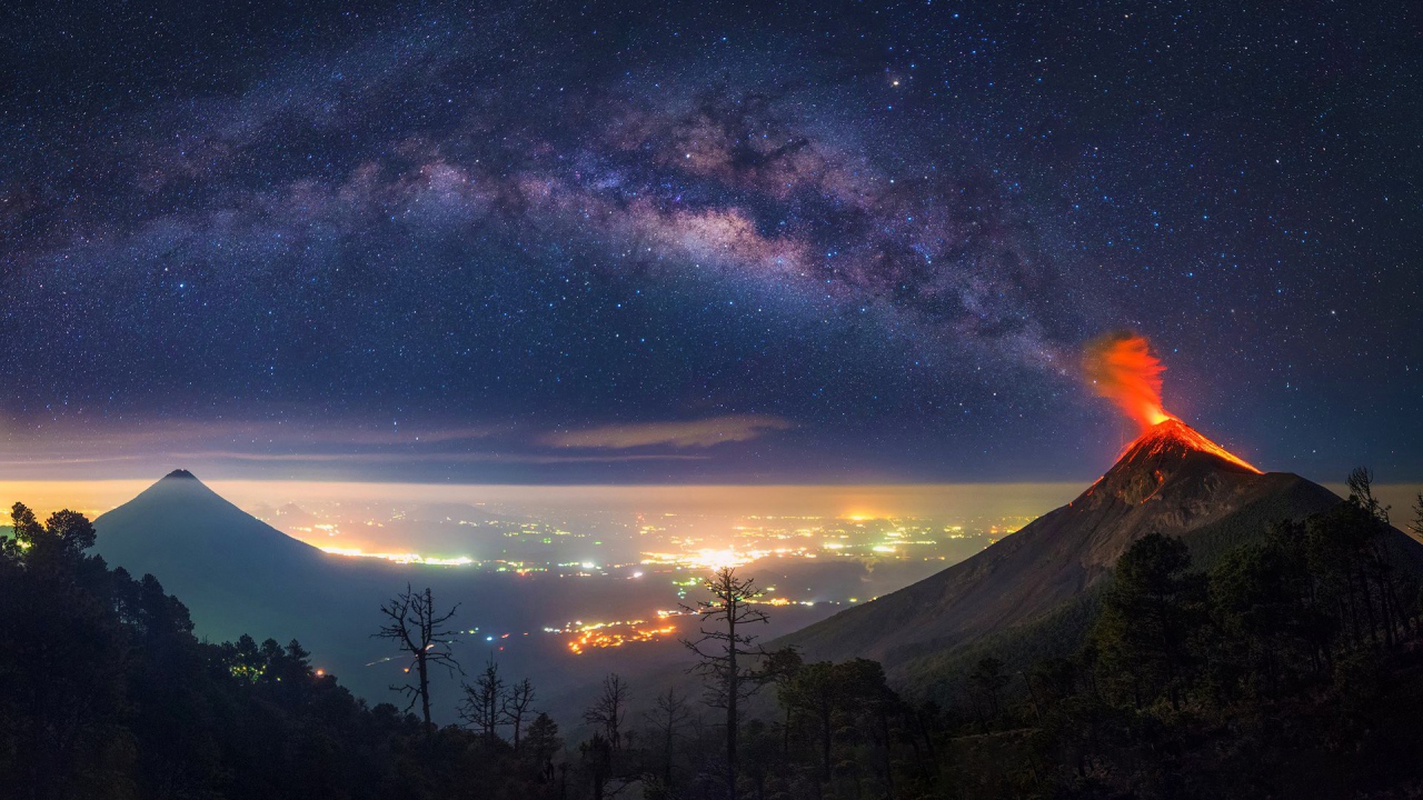 Извержение вулкана в Гватемале на фоне млечного пути 