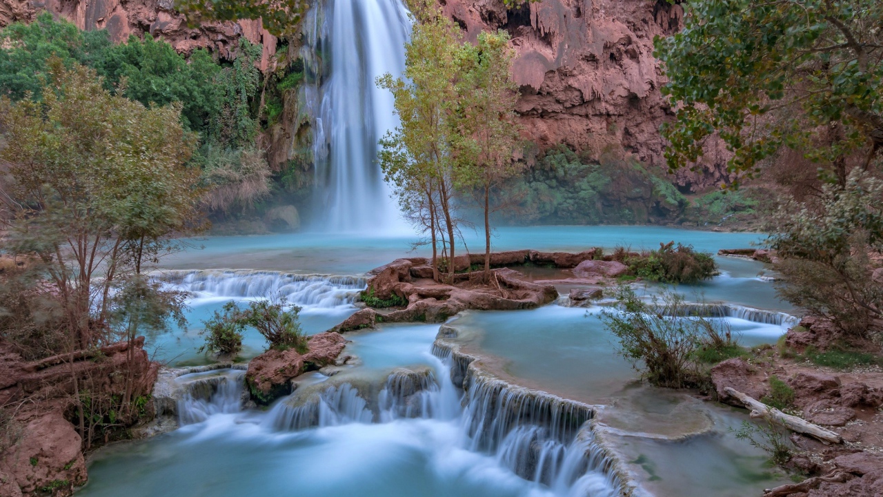 Красивый водопад стекает со скалы 