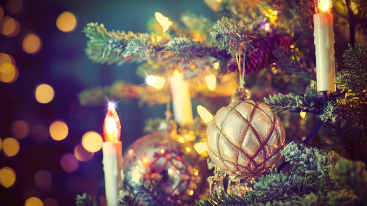 Блестящий новогодний шар на елке с гирляндами на новый год 2018